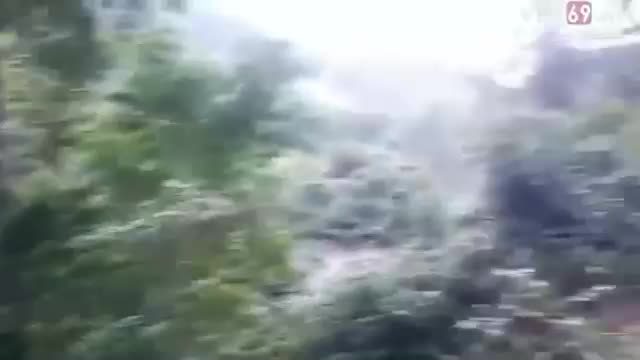 Mặc jumpsuit mà đi vệ sinh giữa đường thế này