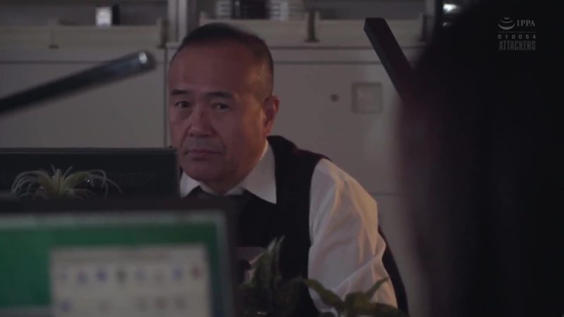 Xin chồng ở lại tăng ca đêm, cô nàng bị cấp trên quan hệ sấp mặt