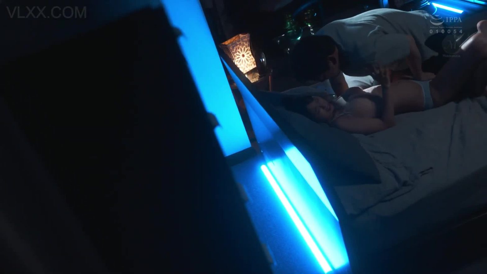 đắng lòng nhìn vợ yêu nhắn tin với trai lạ