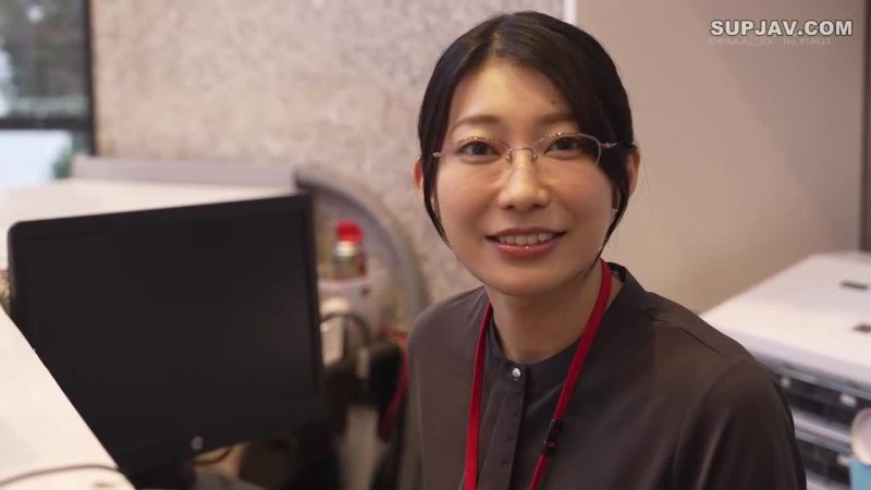 Nữ thư ký chuyên làm bình chứa tôn cho các quản lý và đối tác công ty