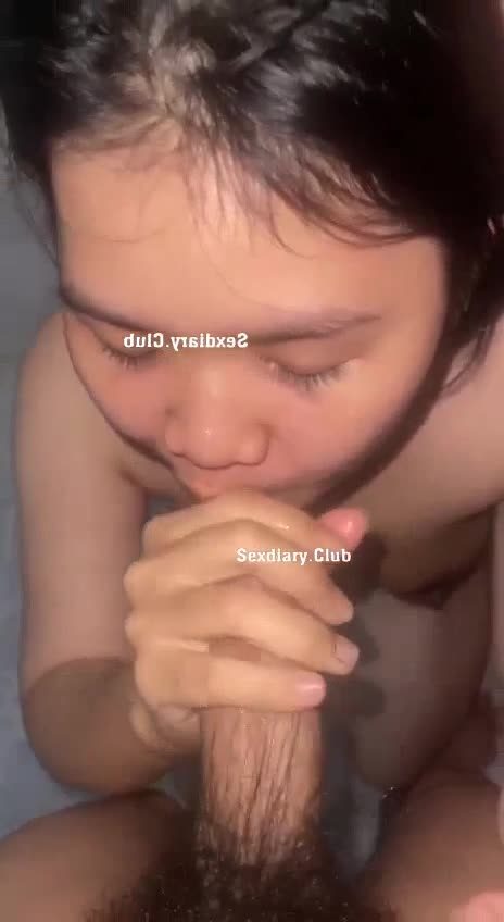 Đang tắm vẫn thèm cặc, em quỳ mút trong phòng tắm nước lênh láng