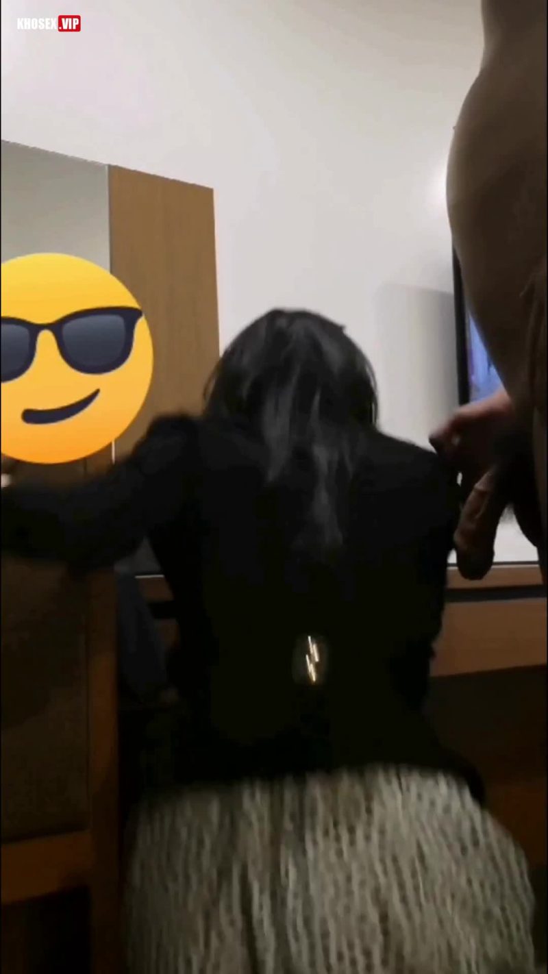 Vén váy em người yêu doggy lút cán trong nhà trọ, rên thảm thiết